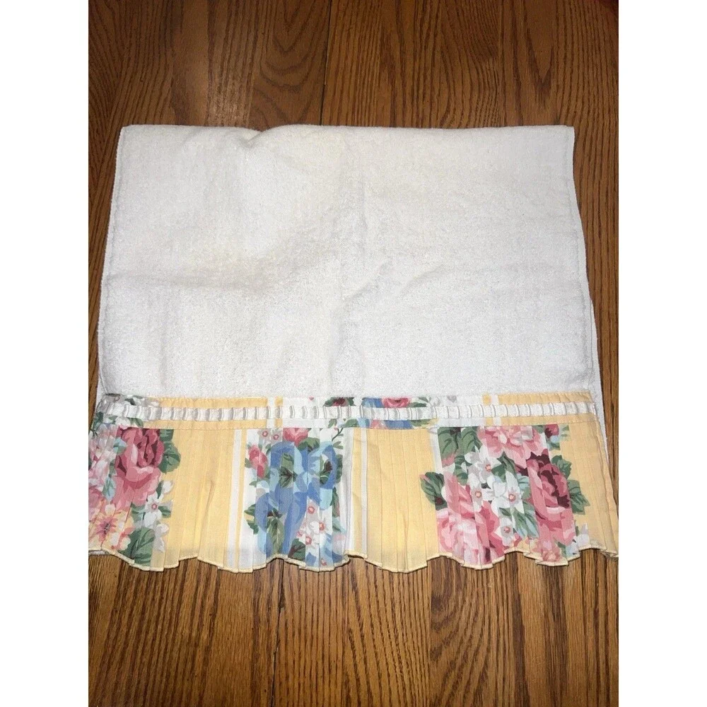 Avanti hand towel white rectangle cotton yellow floral ruffle USA 1978 Vintage